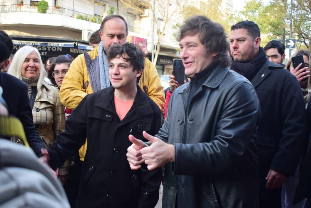 Lucas Gazzotti, del Partido Libertario (PL) junto al presidente Javier Milei.