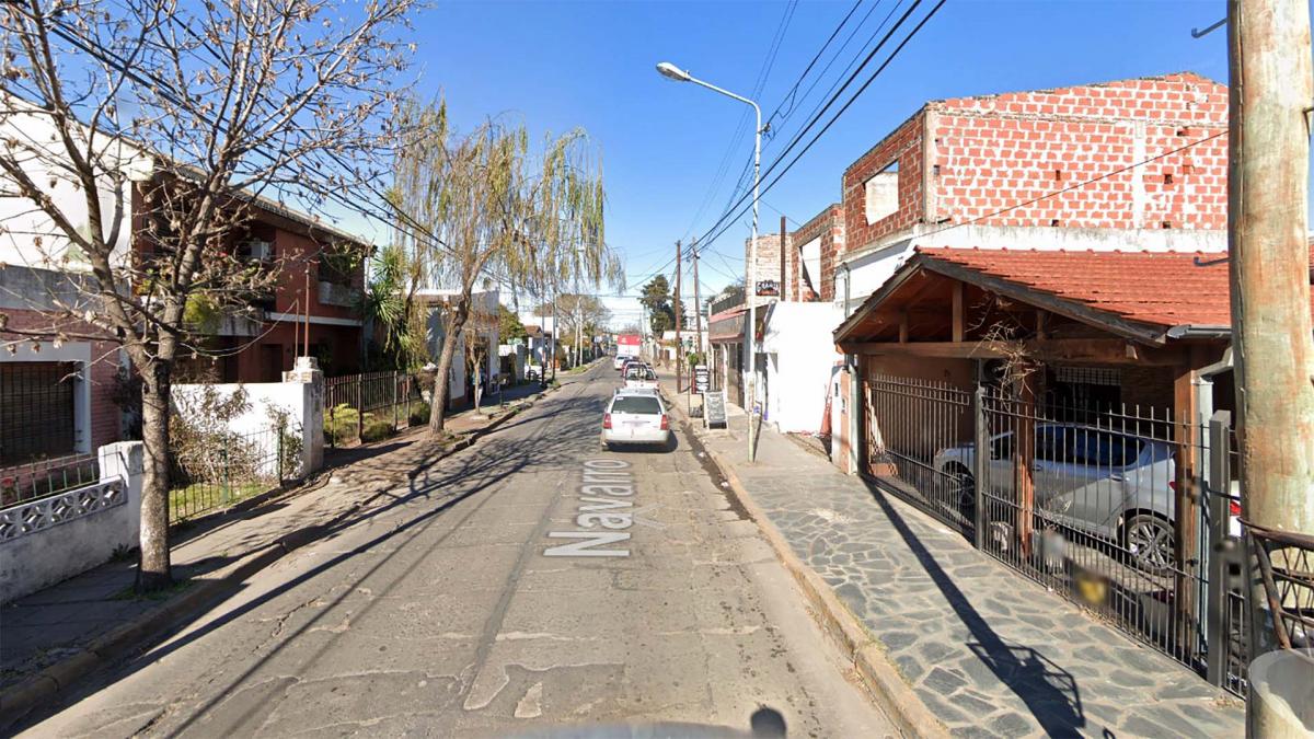 Fuentes policiales y judiciales informaron que la victima estacionó su auto frente a la casa de su hija para dejarla allí y fue abordado por dos "motochorros" con intenciones de robo.