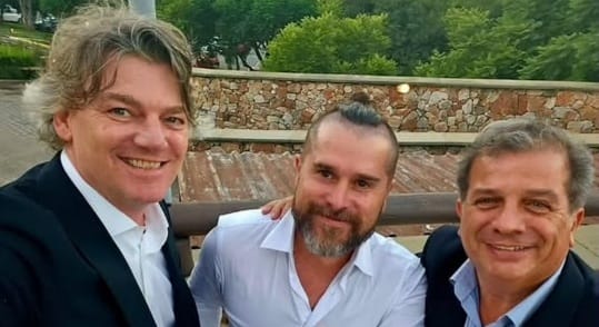 El dirigente libertario de Tigre, José De los Ríos, en el medio.