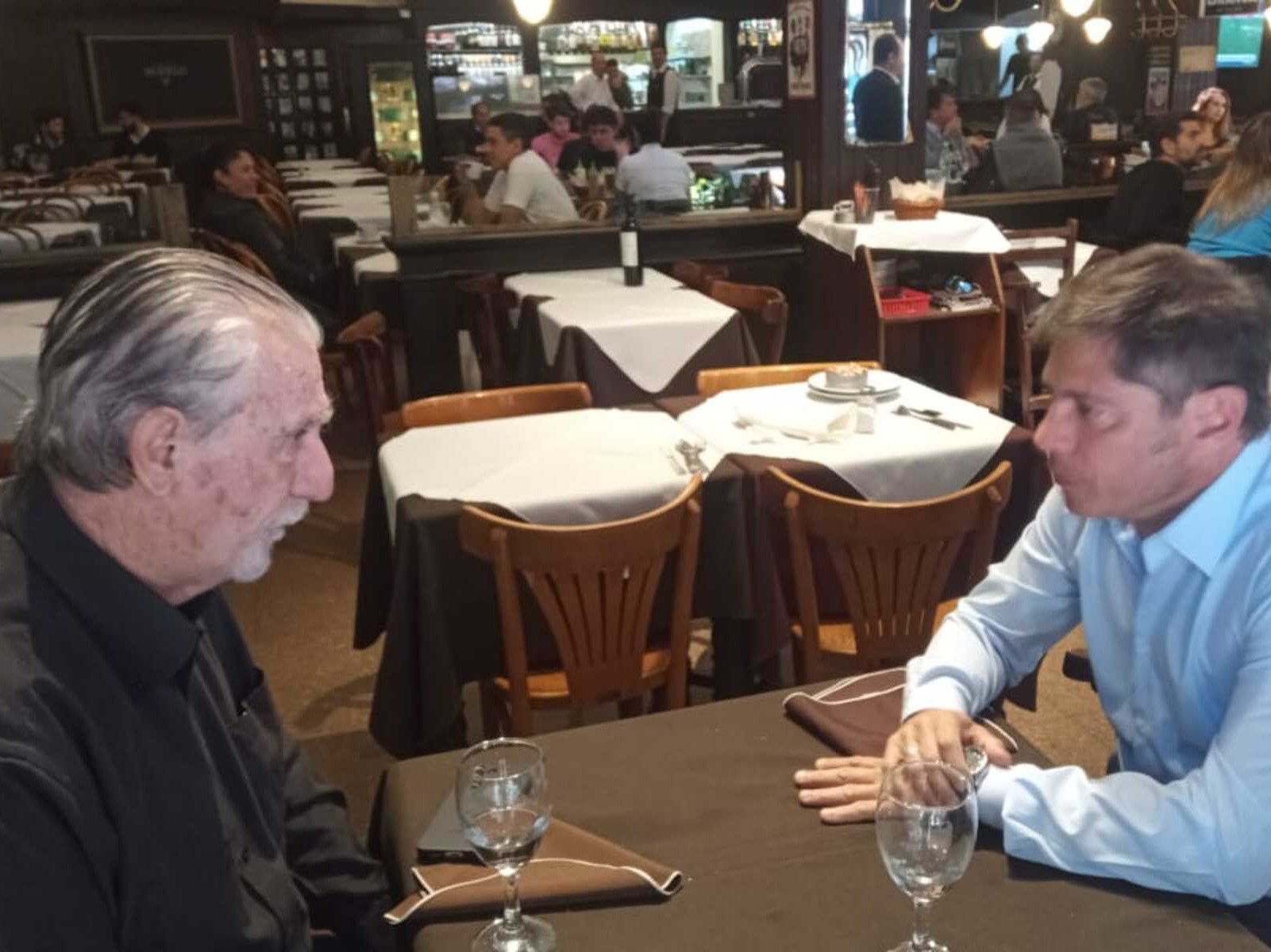 El dirigente radical Federico Storani y el gobernador bonaerense Axel Kicillof, reunidos.
