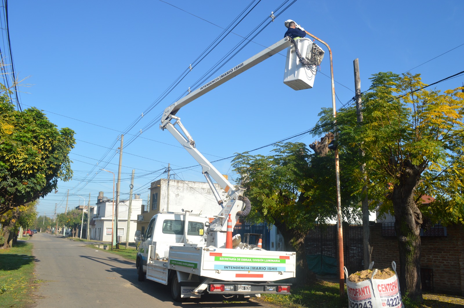 Mediante la Dirección de Electromecánica e Iluminación llevaron a cabo la instalación de nuevas luminarias LED en las calles del Distrito, en este caso, en la calle Bulnes.