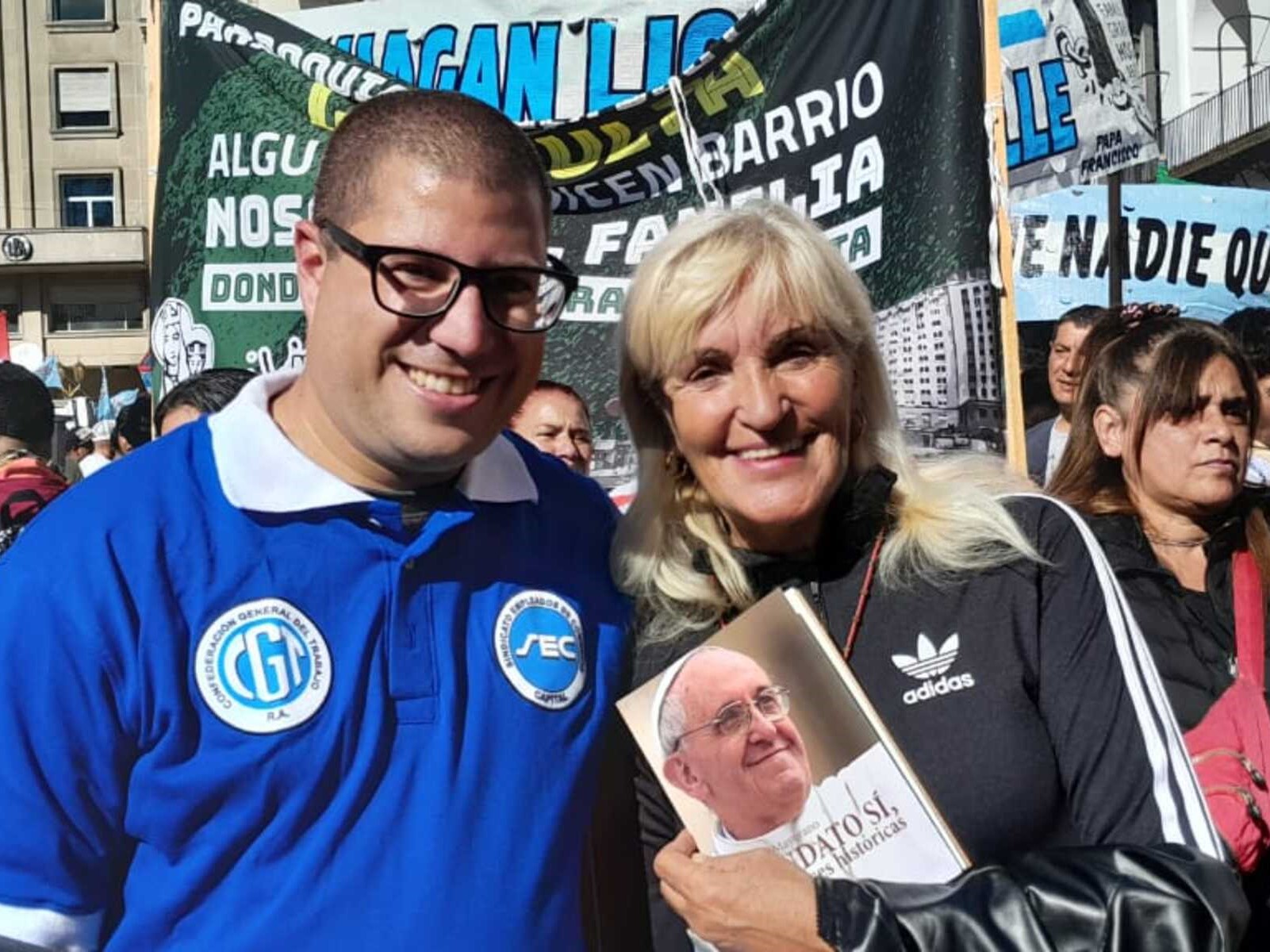 Mercedes Landa, conductora del espacio político Nuevo País, presente en el homenaje al difunto Papa Francisco I.