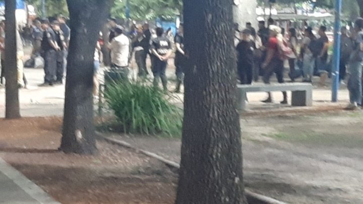 Este viernes en la Plaza Mariano Moreno frente al Municipio, el Gobierno de Mariel Fernández con el IMDEL y un desproporcionado operativo policial desalojo y reprimió a feriantes y manteras, mayoría mujeres, algunas con sus hijos.
