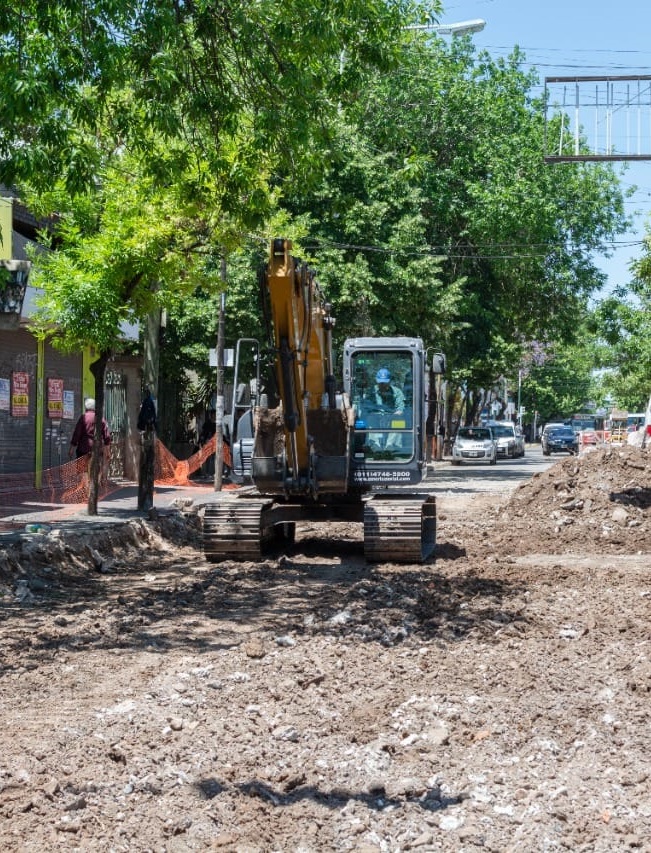 La obra implica emplear un hormigón de características especiales, de mayor resistencia, reemplazando las losas con la anterior remoción del pavimento deteriorado.