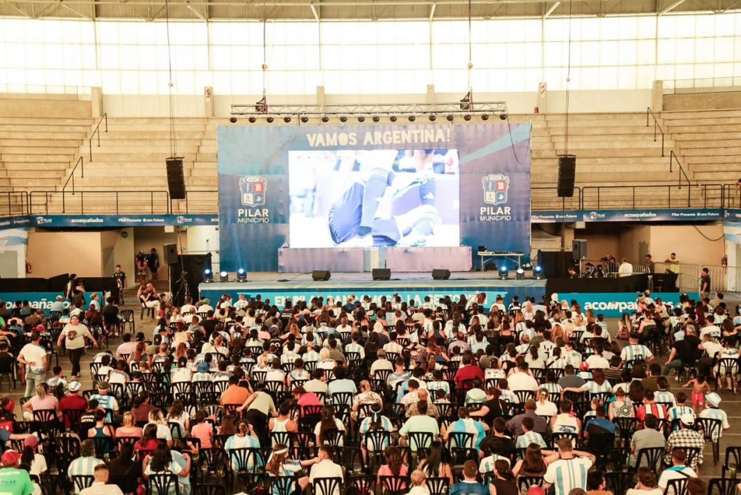 Los pilarenses vivieron el partido de la Selección nacional alentando en el Microestadio Municipal, en un clima de fiesta, y acompañados por el intendente Federico Achával que estuvo presente una vez más apoyando a la Argentina.