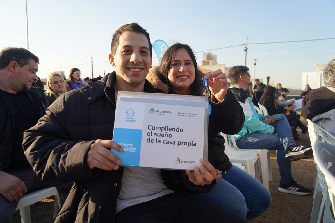 Gustavo Menéndez y el Ministro de Desarrollo Territorial y Hábitat, Santiago Maggiotti, realizaron una nueva entrega de viviendas del Plan ProcreAR en Parque San Martín.