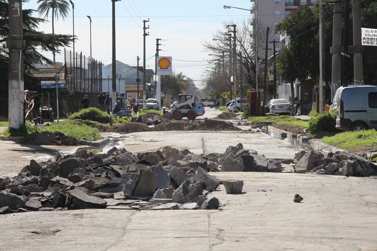 La Municipalidad de San Miguel informó que continúan las obras de repavimentación España entre Sarmiento y Presidente Perón.