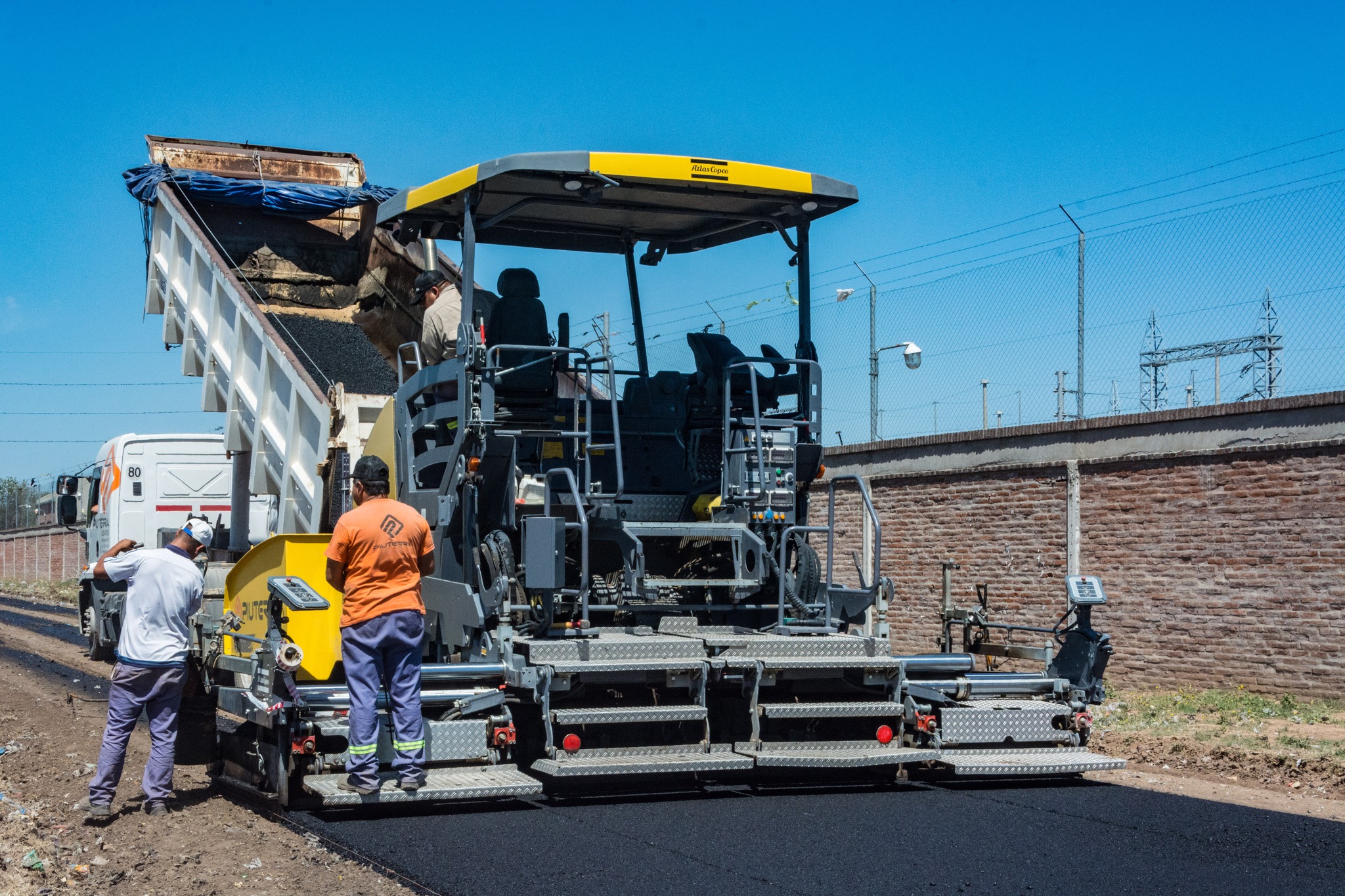 "A través de la Secretaría de Obras y Servicios realizamos la pavimentación asfáltica de la calle Buenos Aires del barrio Vucetich", aseguró la comuna.