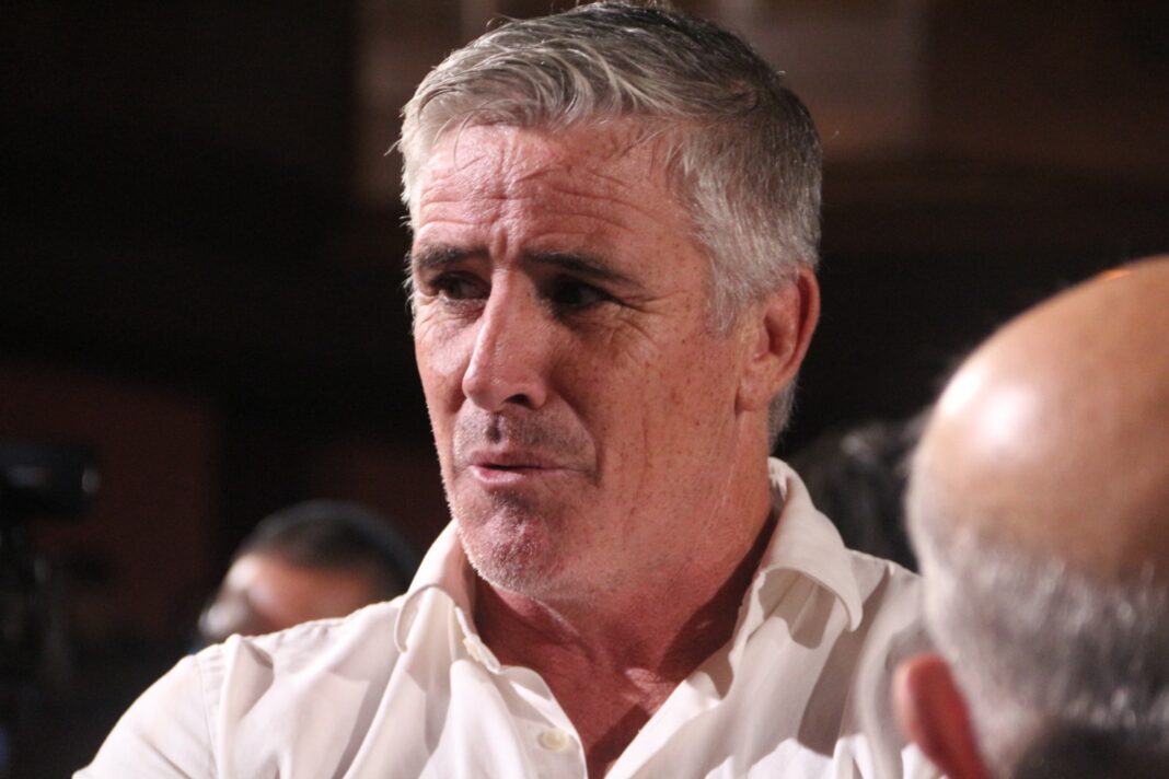 La gestión de Facundo Diz en Navarro es acusada de manipular políticamente una obra escolar.