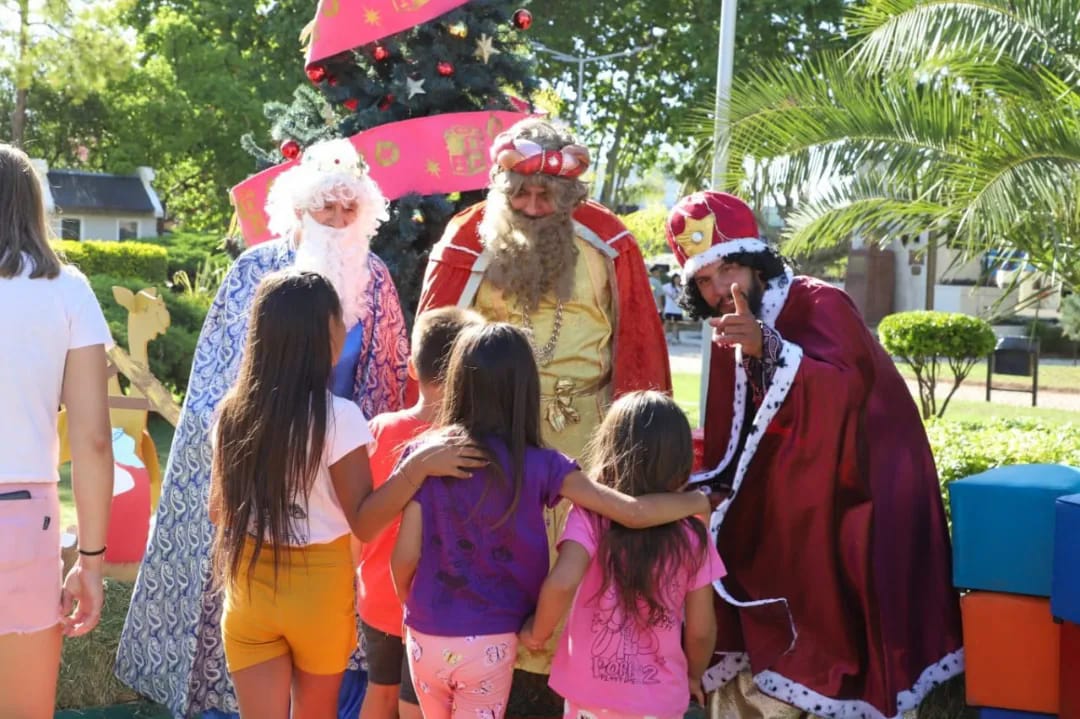 Se vivió un encuentro llenó de emoción y magia en Pilar, entre los vecinos y los Reyes Magos.