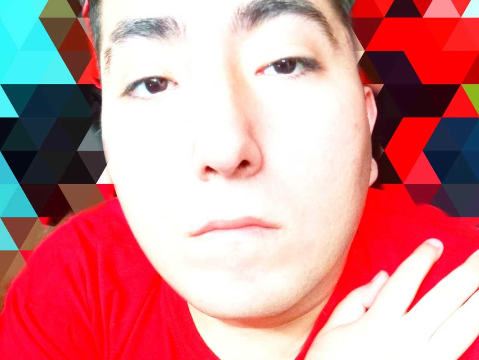 Tiene 23 años de edad.