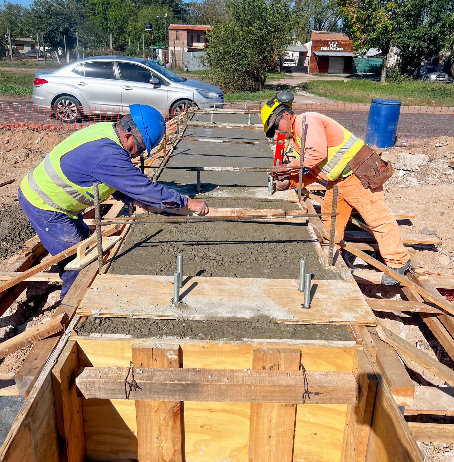 La obra se basa en el "llenado de las bases para la construcción de las columnas del Puente del Cruce Las Latas".