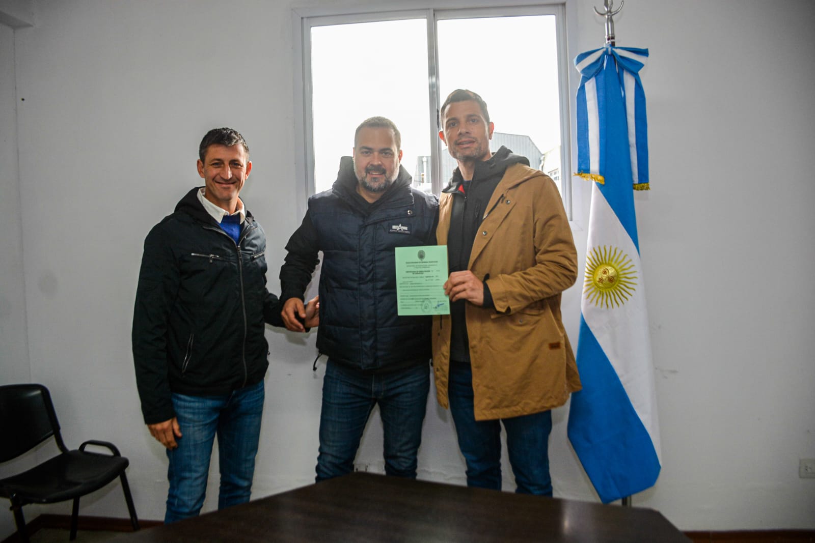 El intendente Mauro García hizo entrega de dos nuevas habilitaciones para industrias locales.