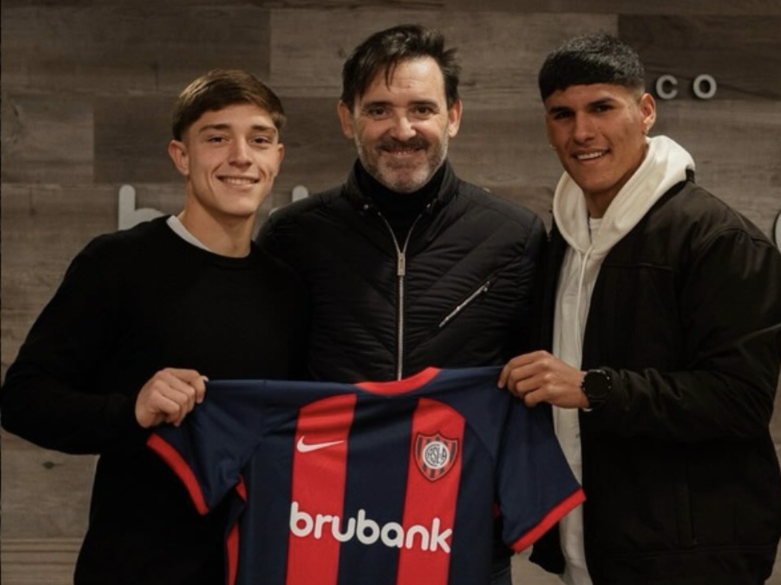 Patricio Lombilla, el "dueño" de las inferiores del "Ciclón", junto a los jugadores de San Lorenzo, Santi Sosa y Lautauro Montenegro.