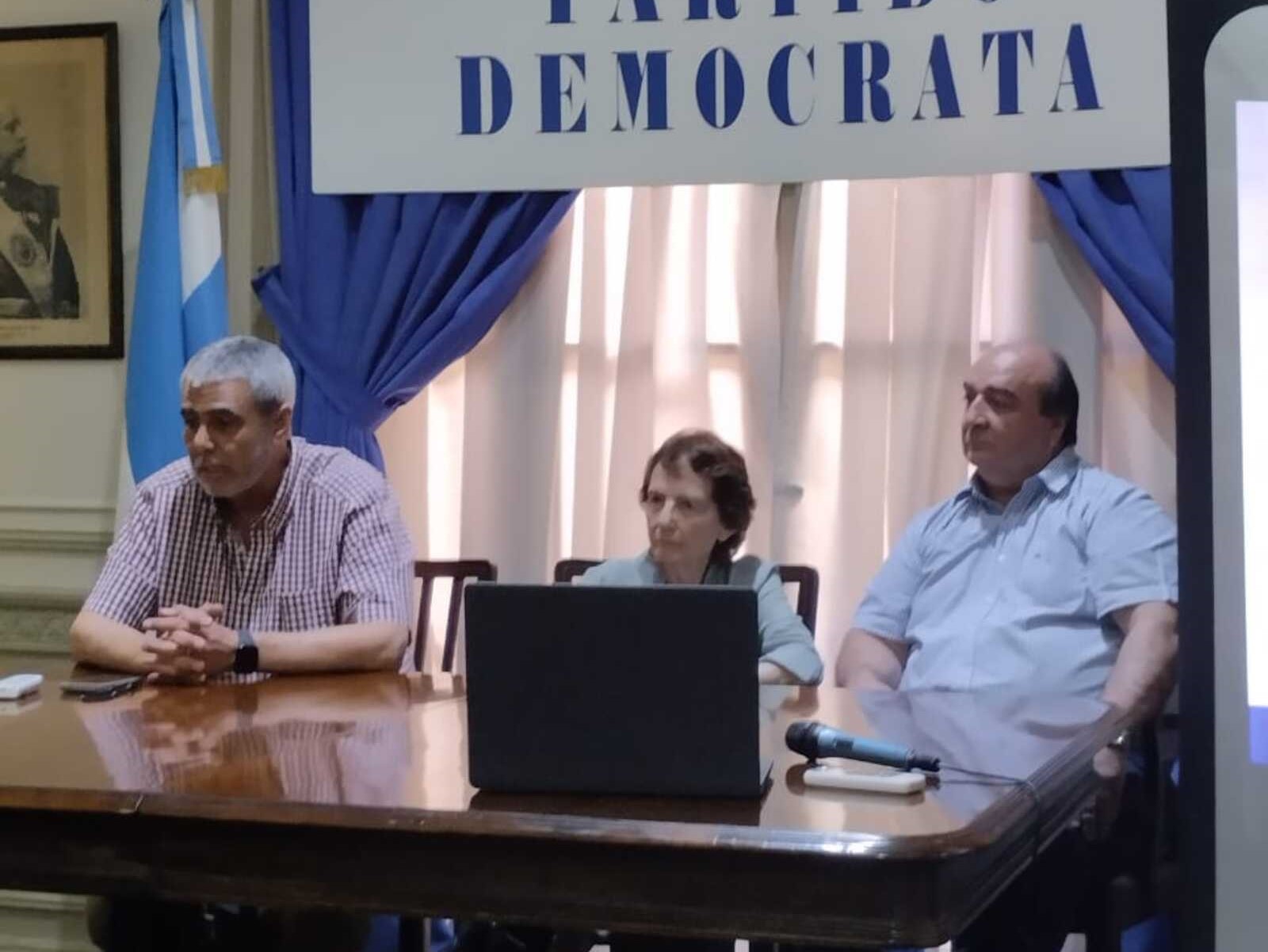 De izquierda a derecha, los dirigentes Carlos Onteiro, Sofia Laferrere de Pinedo y Patricio Villegas.