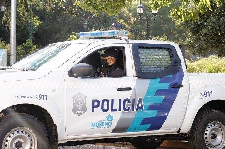 Un hombre y una mujer fueron notificados de la causa y se secuestraron cuatro teléfonos celulares, una CPU, dos discos rígidos, nueve unidades de almacenamiento portátil y una notebook.