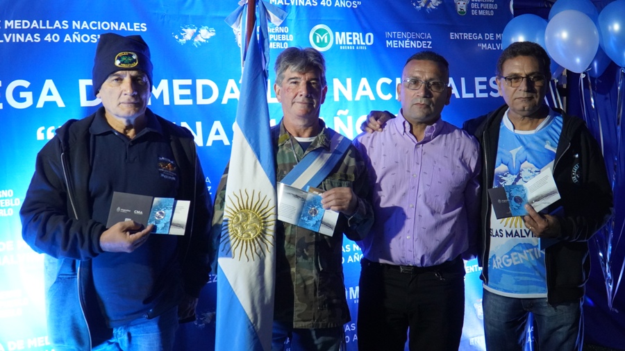 La víspera al 2 de abril, reunió a Gustavo Menéndez, funcionarios municipales, veteranos y vecinos de Merlo en la Plaza ubicada en Moreno y Colón con el fin conmemorar el inicio de la Gesta de Malvinas.