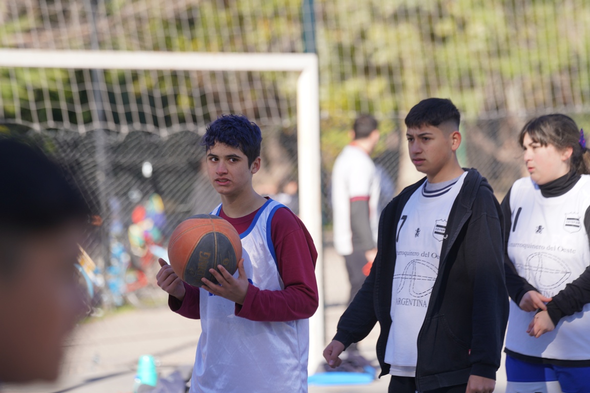 Niños y adolescentes participaron de la primera fecha de la Liga de Básquet organizada por la Subsecretaría de Deportes de Merlo en el Parque Municipal Néstor Kirchner.