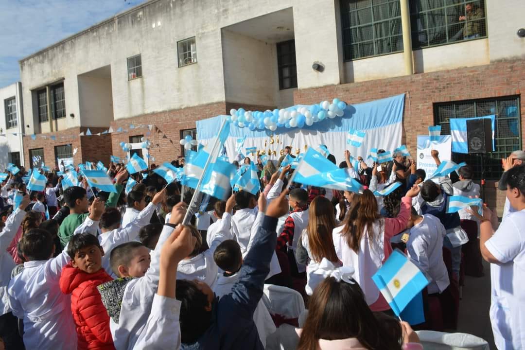 El intendente Municipal, Mauro García, asistió al acto de Promesa de Lealtad a nuestra Bandera Nacional.