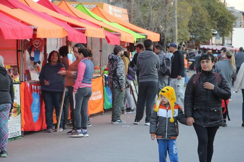 Con la presencia del intendente Jaime Méndez, cientos de vecinos disfrutaron de un gran festival de compras en el paseo comercial de Mariló.