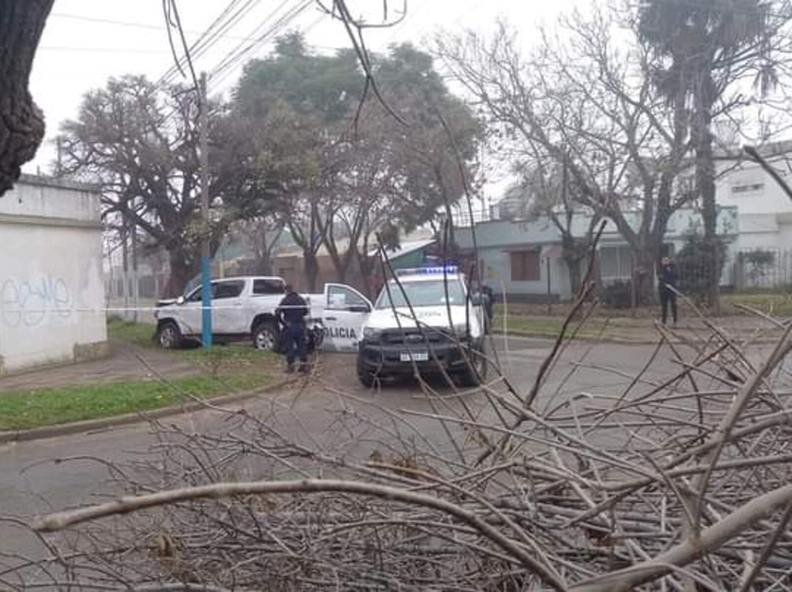 La Policía Bonaerense en el lugar.