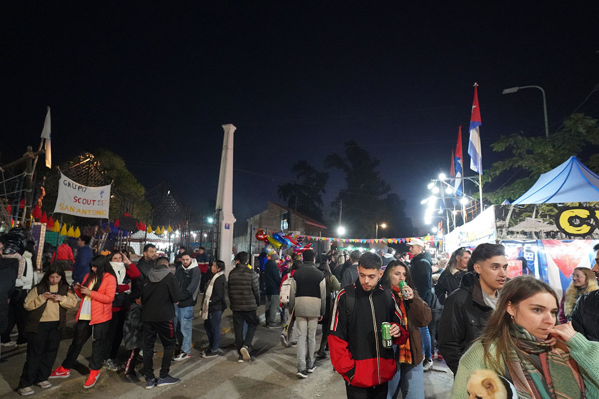 Los vecinos y vecinas se acercaron a Centenario y Llavallol de Acosta para disfrutar de este evento solidario que el Municipio de Merlo y la Universidad Nacional del Oeste.