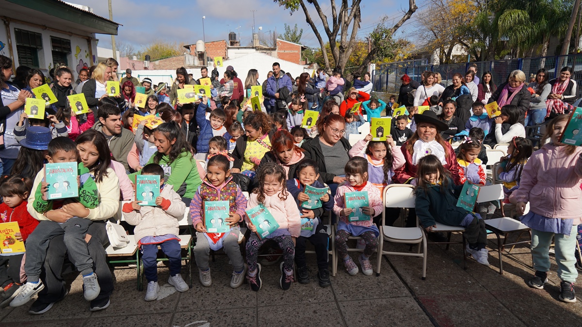 La intendenta Karina Menéndez y Gustavo Menéndez encabezaron la segunda entrega de libros para jardines de infantes en el marco del programa municipal “Un libro, una llave”.