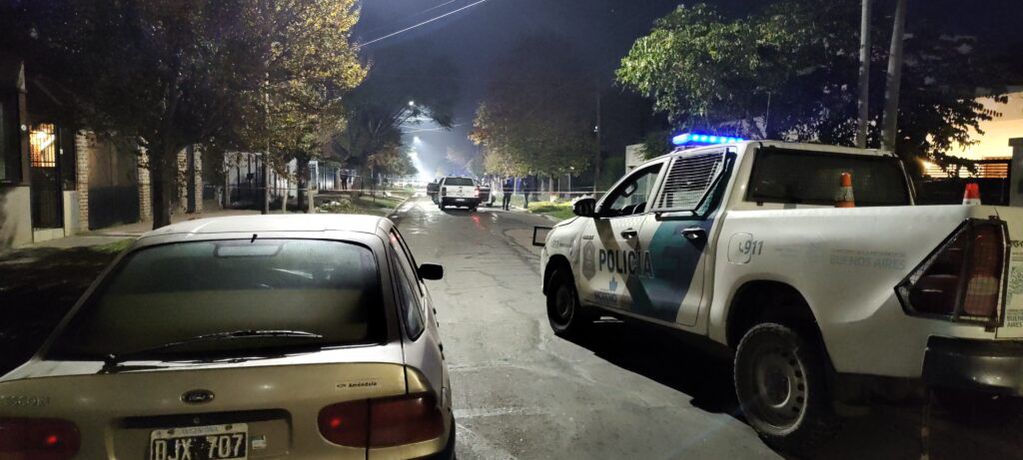 Un hombre de 30 años fue asesinado de un tiro en el cuello luego de que dos hombres lo abordaran cuando estaba estacionado con su automóvil en el partido bonaerense de Moreno.