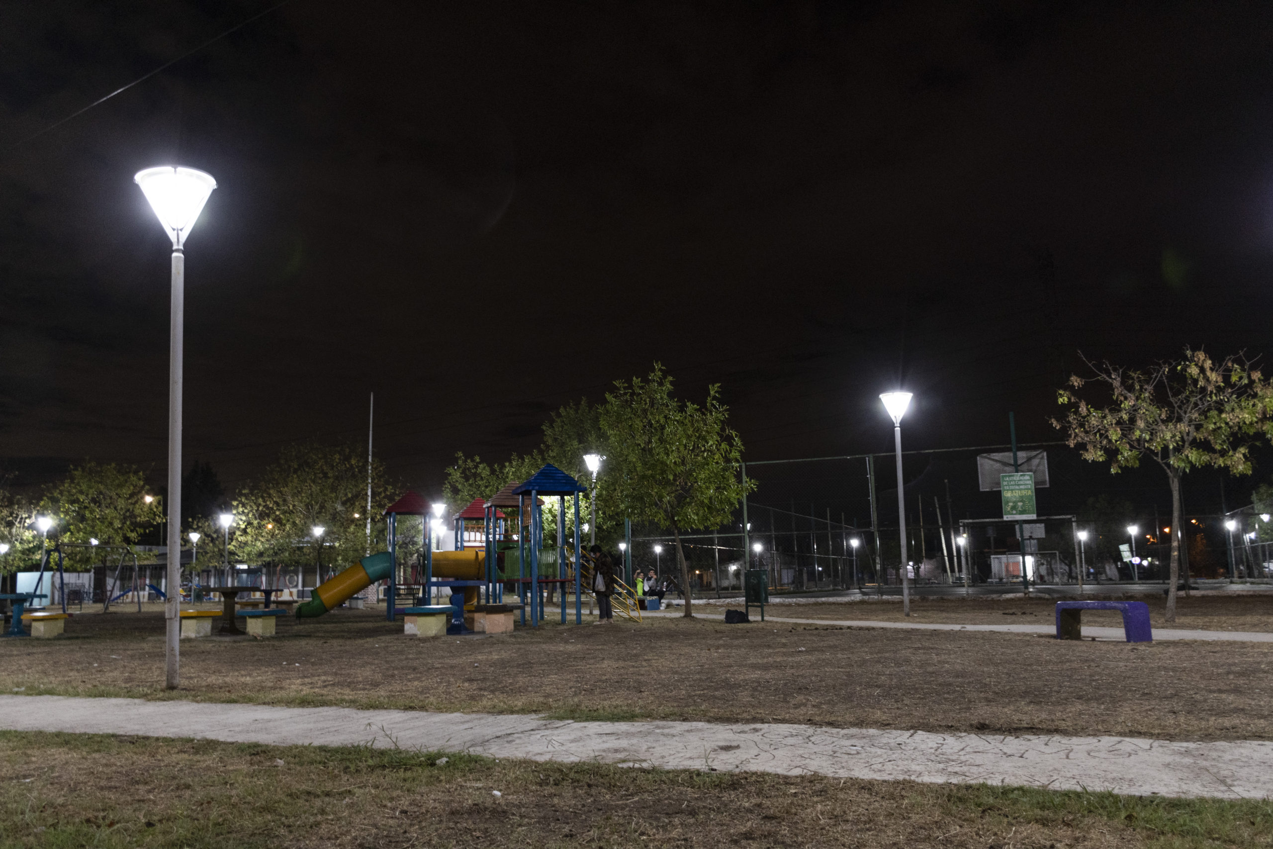 La Secretaría de Obras y Servicios Públicos de Merlo realizó la renovación de las luminarias en la Plaza Barrio el Vivero en la localidad de Pontevedra.