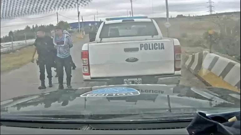 En una maniobra rápida, los motochorros le robaron una cartera en la que llevaba 15 mil pesos en efectivo luego de una transacción en el banco.