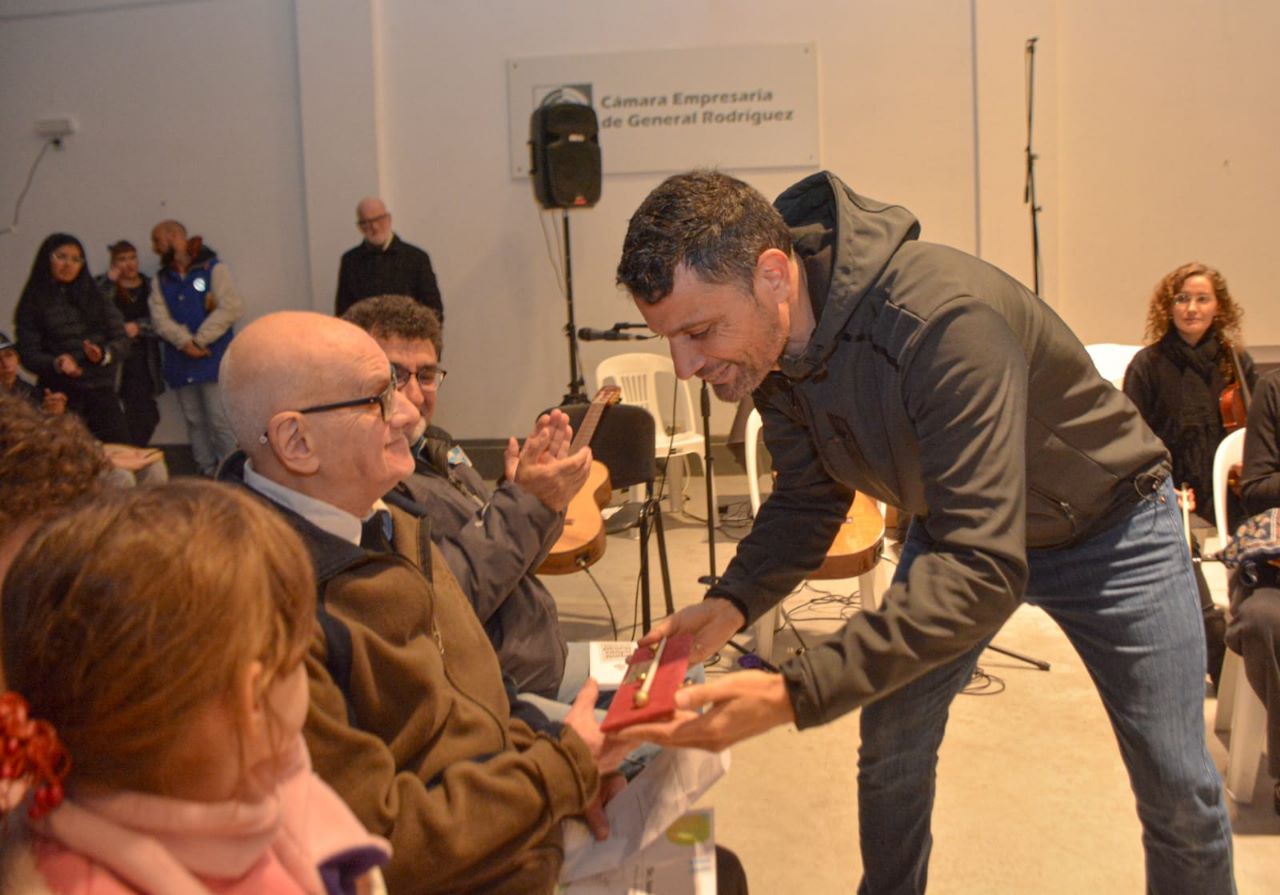 El intendente Mauro García distinguió en la Cámara Empresaria al reconocido director de orquesta local Juan Carlos Clavero, en el marco de una iniciativa organizada junto Graciela "Chela" Malvino y Nestor Merino.