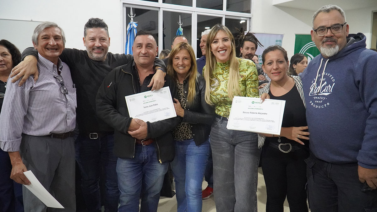 Más de 350 nuevos profesionales recibieron sus diplomas al finalizar los cursos gratuitos de capacitación que la Municipalidad de Merlo brindó en convenio con SMATA, CGT y la Dirección Provincial de Educación Técnico Profesional.