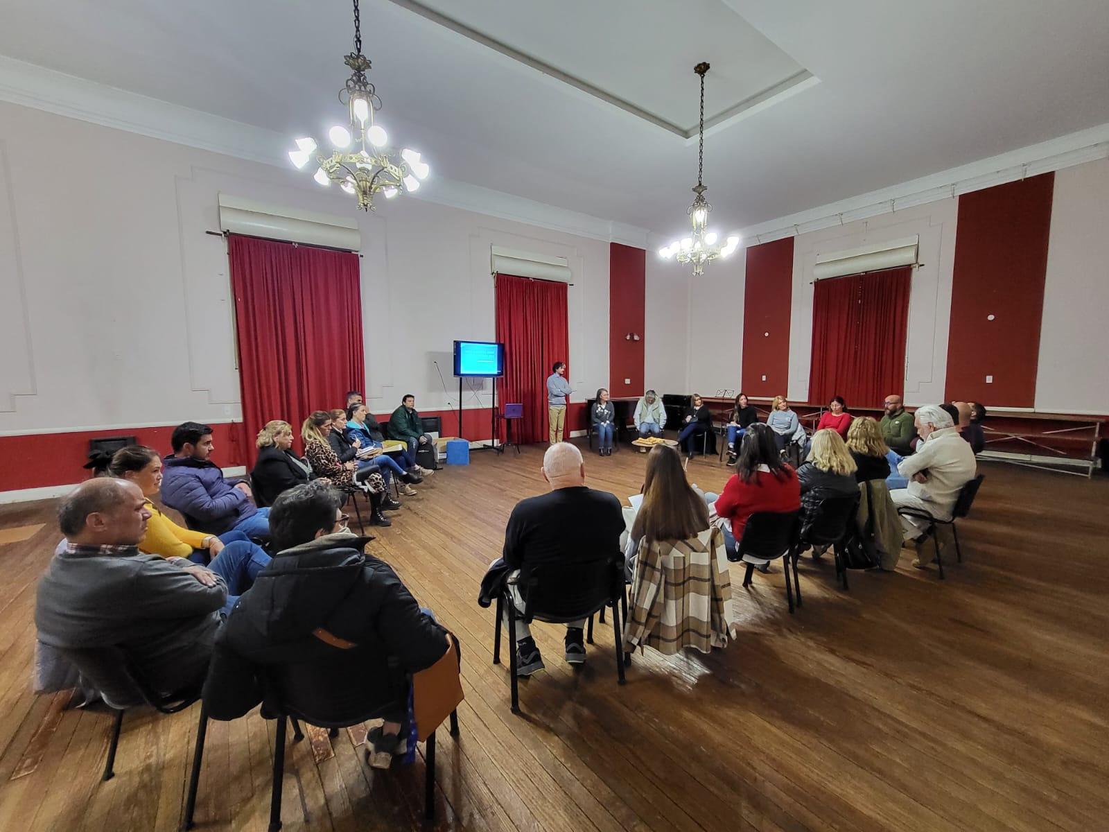 Reunión en el Centro Cultural Sabato.