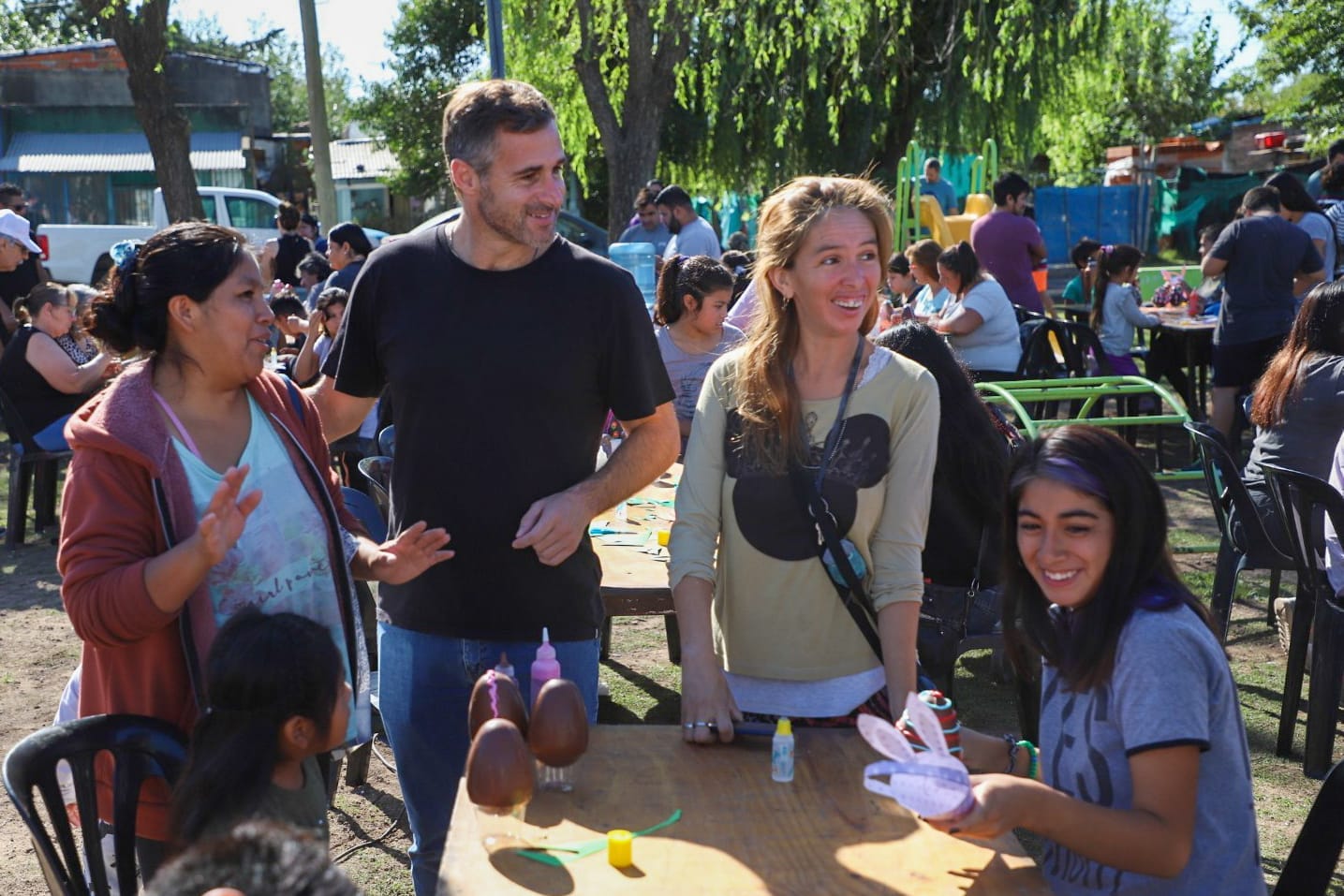 La Municipalidad de Pilar abrió un nuevo espacio para que los niños armen sus huevos de pascuas.