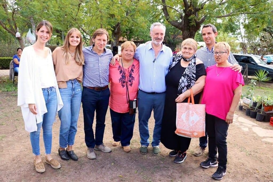 El intendente Jaime Méndez y Joaquín De la Torre, visitaron una feria de emprendedores locales.