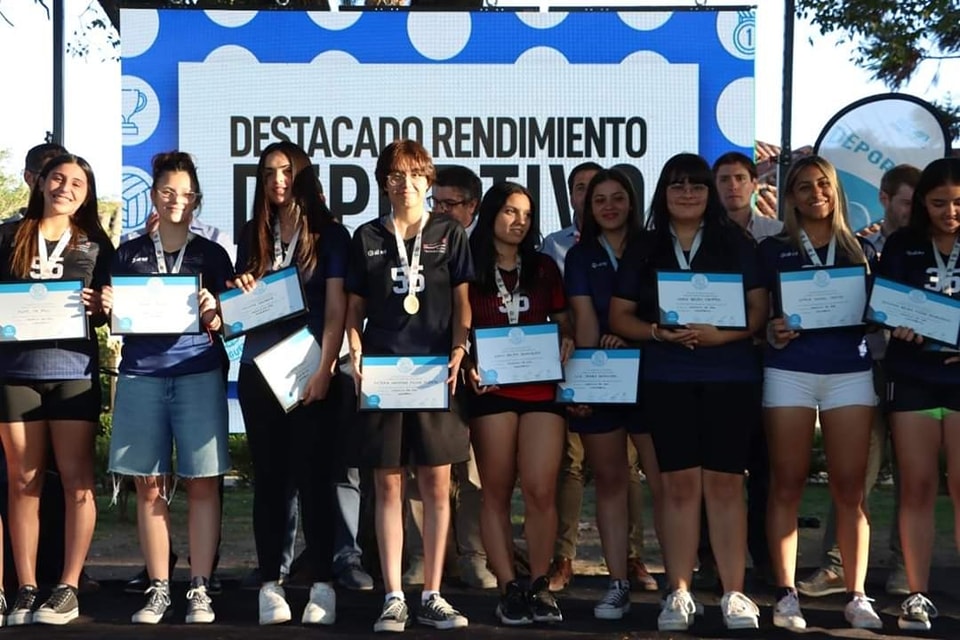 Este lunes se brindó un reconocimiento a alumnos y docentes que participaron y ganaron en los Juegos Bonaerenses y en las Olimpiadas Estudiantiles.