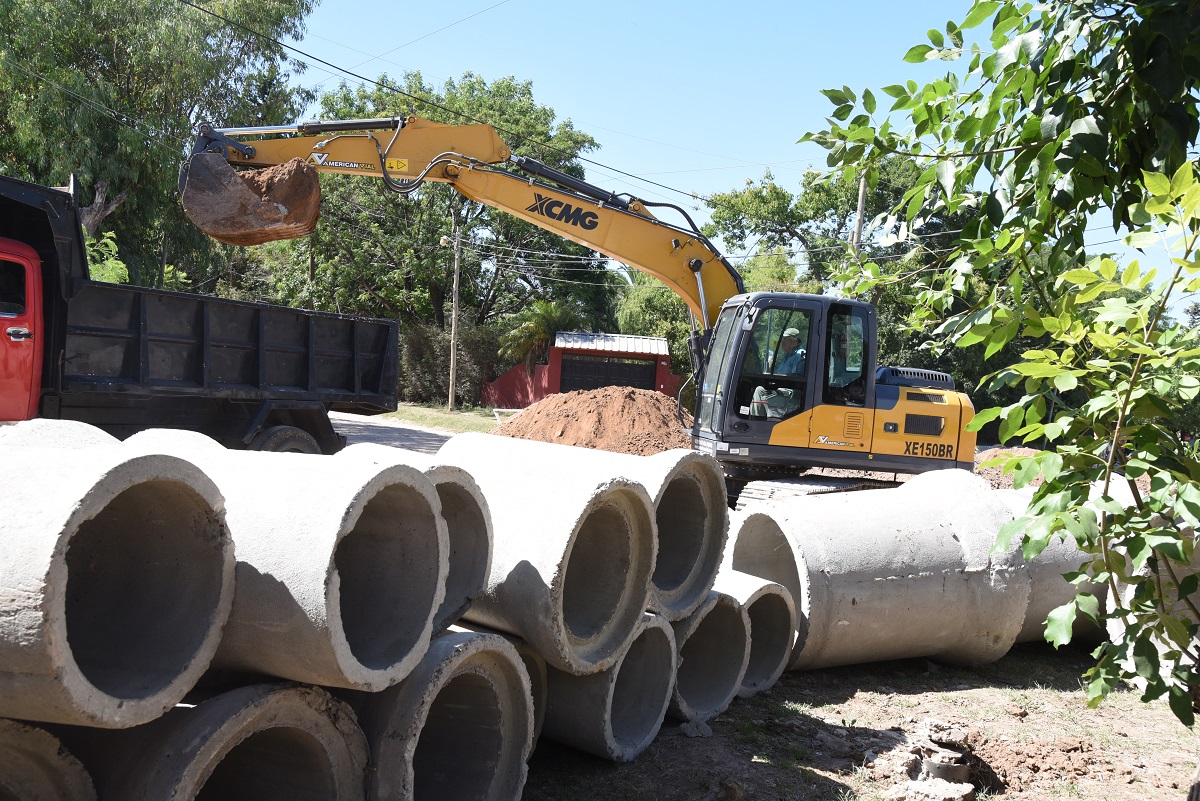 El objetivo de la misma es lograr drenar correctamente la cuenca del Arroyo y garantizar el acceso y circulación en la zona post lluvias para evitar anegamientos y beneficiar a más de 70 mil vecinos y vecinas.