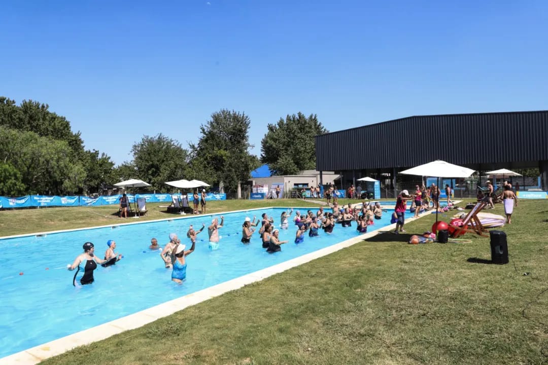 La Municipalidad de Pilar informó que "en el Club Municipal Peruzzotti vivimos una mañana llena de alegría y movimiento con la clase de aqua gym para todos los adultos y adultas mayores de la localidad".