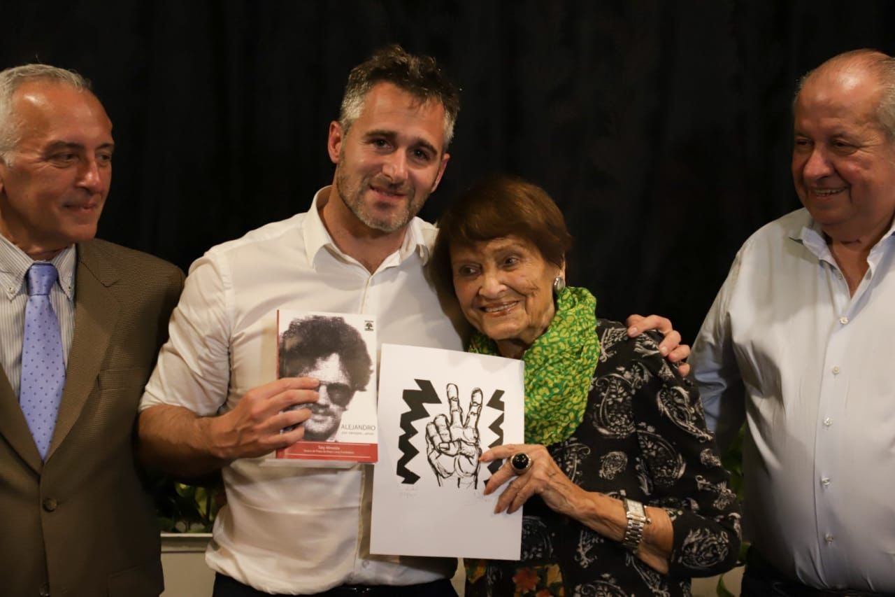 El intendente Federico Achával recibió el Premio Taty Almeida, otorgado por el Centro Cultural Azucena, en reconocimiento por su gestión municipal.