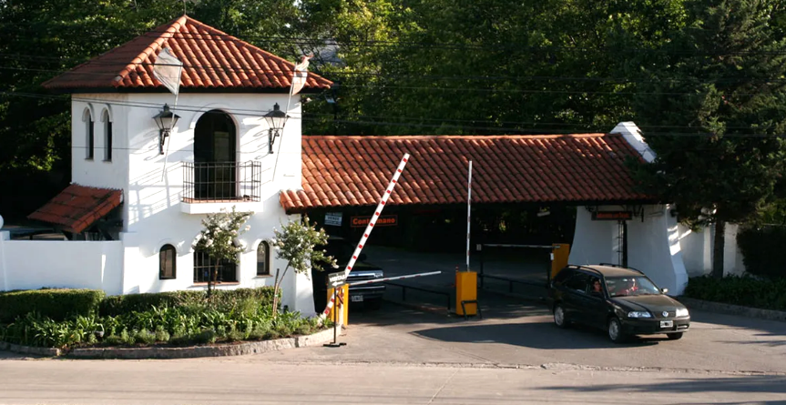 Eran las 22 de anoche cuando los tres ladrones, encapuchados y armados, irrumpieron en una de las casas del tradicional Tortugas Country Club, de Pilar. Los propietarios estaban de viaje. Se habían ido el día anterior.