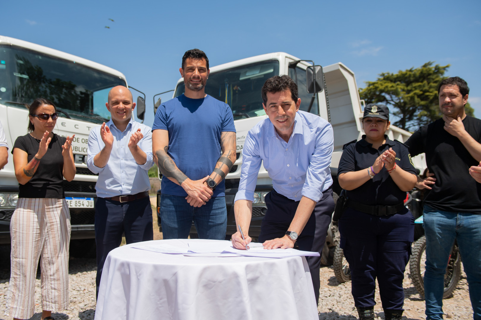 El ministro del Interior, Wado de Pedro, visitó el municipio de General Rodríguez, donde junto al intendente local, Mauro García, entregó motos, artefactos de iluminación y material para el mejoramiento de las calles.