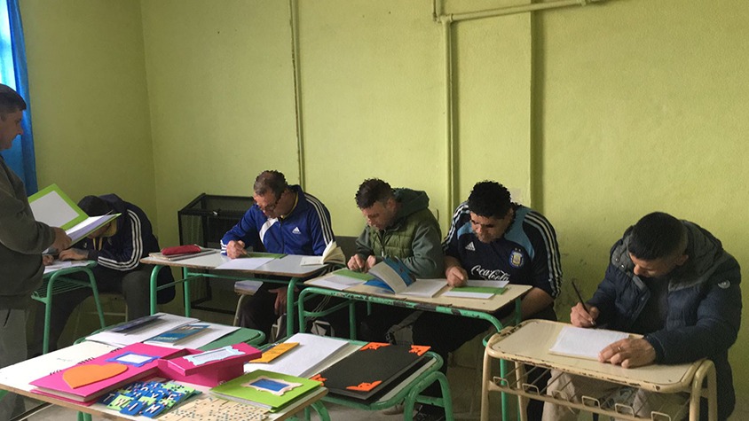 Personas privadas de libertad de la Unidad 2 del Servicio Penitenciario Bonaerense transcribieron al Braille cuentos y canciones y elaboraron juegos didácticos para 80 matriculados de la Escuela número 505 de Merlo