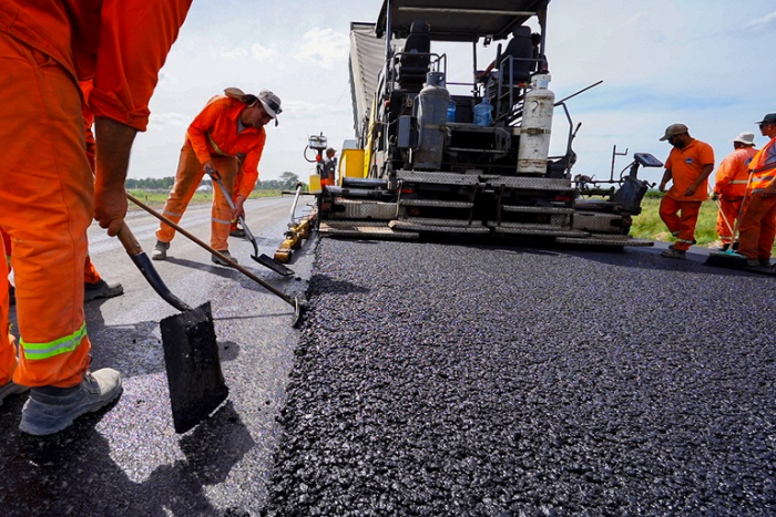 Las tareas contempladas en la obra consisten en la rehabilitación y refuerzo en ambas calzadas, el mantenimiento y la puesta en valor de puentes, instalación de señalización vertical y horizontal.