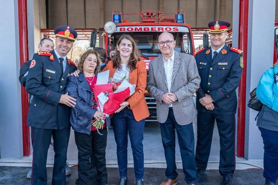 La intendente de la localidad bonaerense de Moreno, Mariel Fernández, y el equipo de Bomberos Voluntarios.