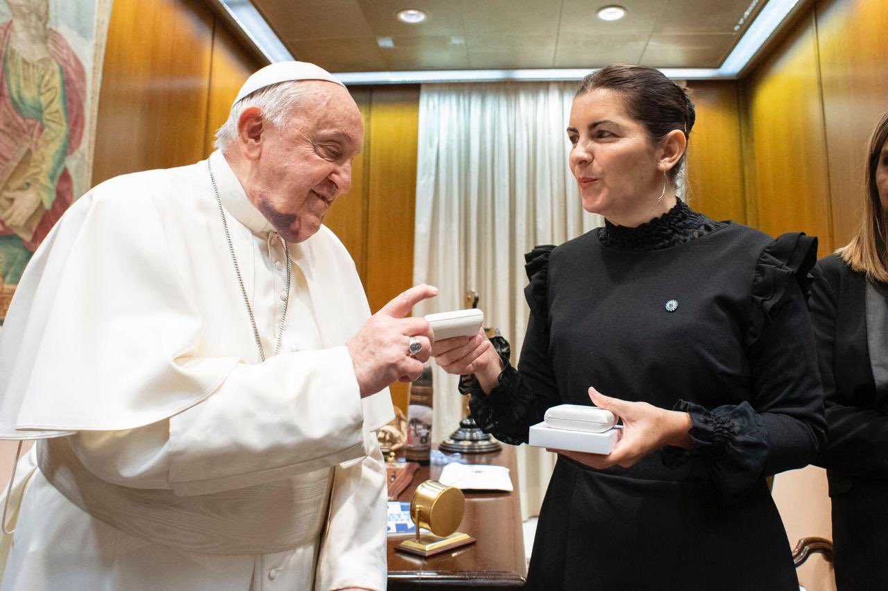 El Papa Francisco I y la intendente de Moreno, Mariel Fernández.