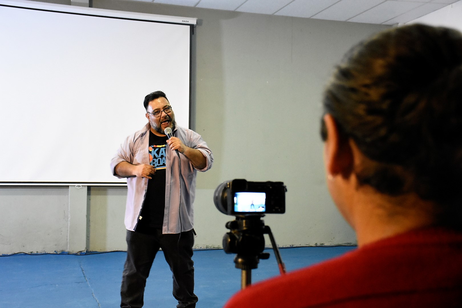 El taller de Stand Up Comedy es de cursada trimestral, donde los alumnos y profesores trabajan el humor de observación sobre temas cotidianos para desarrollar, así, un sentido agudo, divertido y ocurrente sobre la realidad.