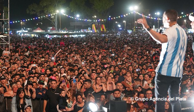 Durante este fin de semana la Secretaría de Desarrollo Económico Sustentable realizó una nueva edición de la Feria que ya es un clásico en Merlo, y que contó con la participación de bandas reconocidas en el país.