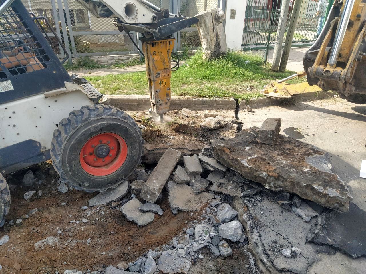 La Municipalidad de José C. Paz continúa con los "trabajos del bacheo de Hormigón que realizamos en la calle Pueyrredón".