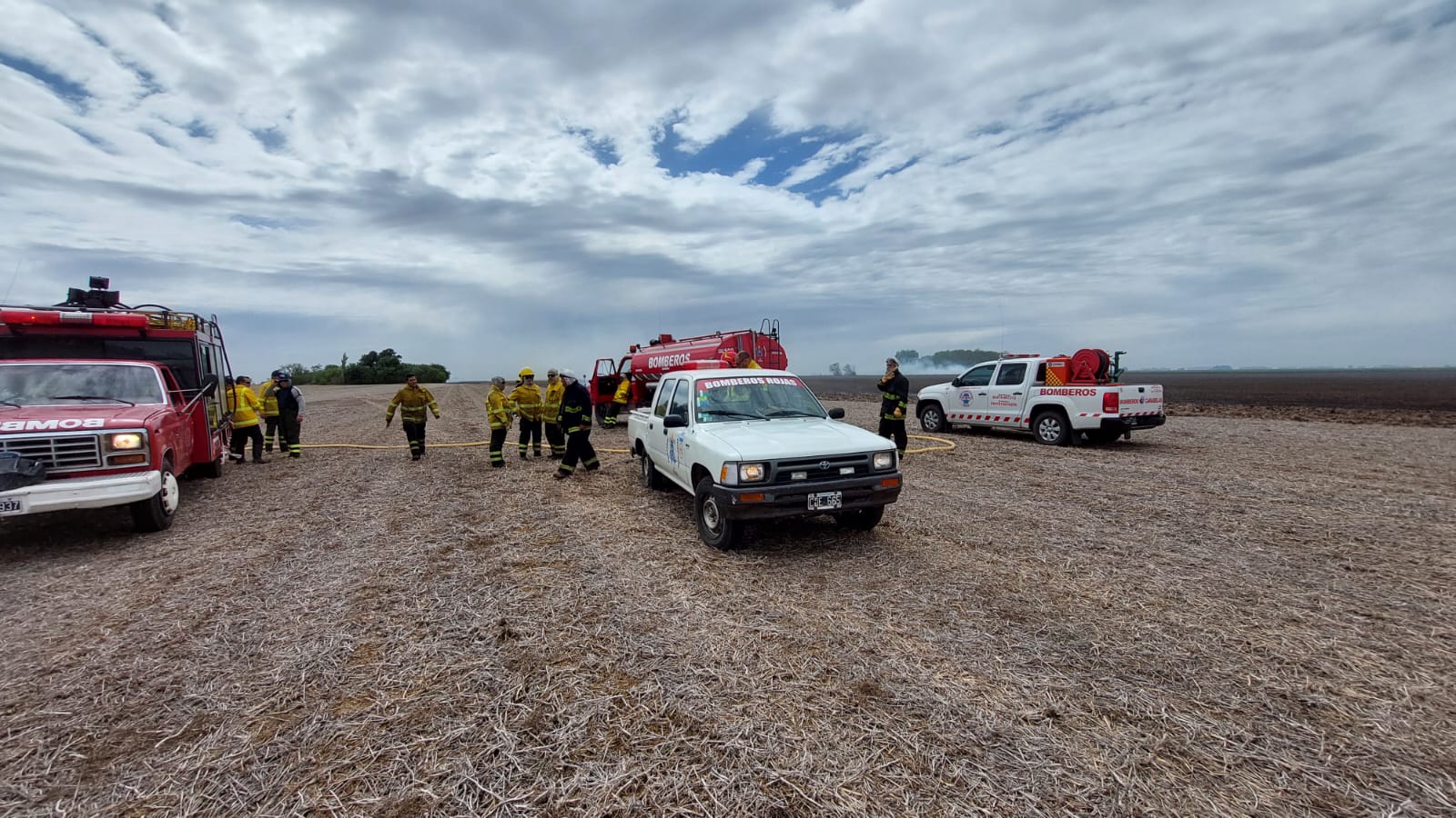 Bomberos trabajó arduamente este sábado.