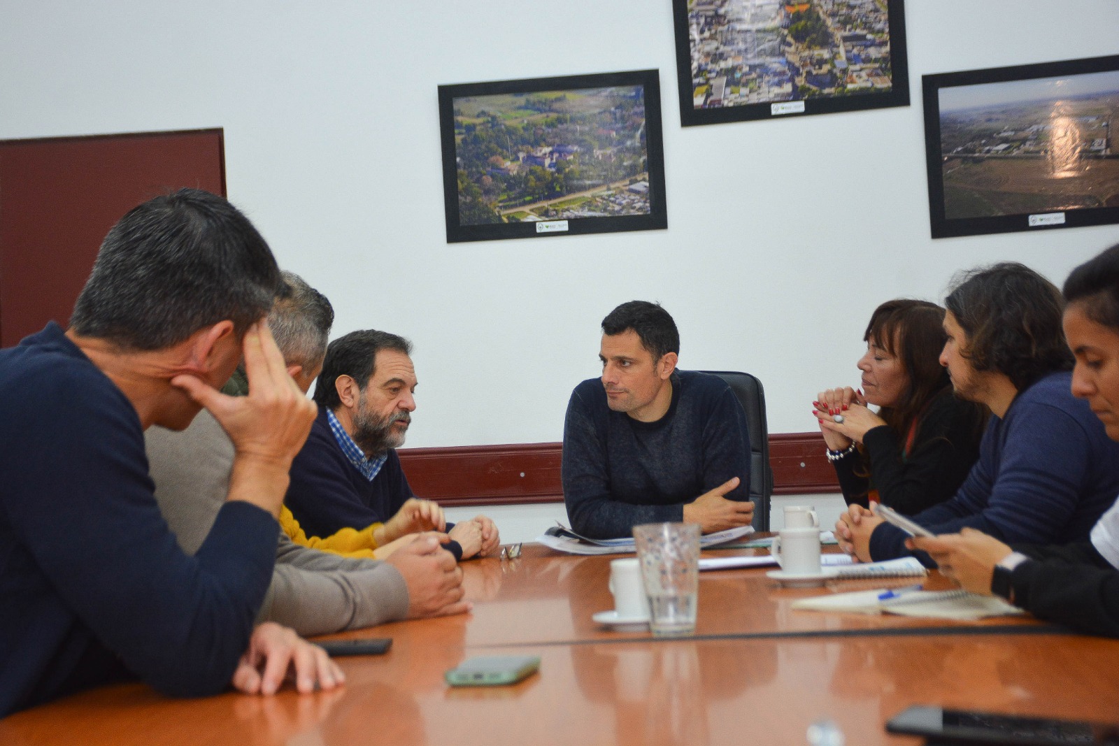 El intendente Mauro García recibió en el Salón Garrahan a representantes del Ministerio de Obras Públicas de la Nación y el Ministerio de Ambiente de la Provincia de Buenos Aires.